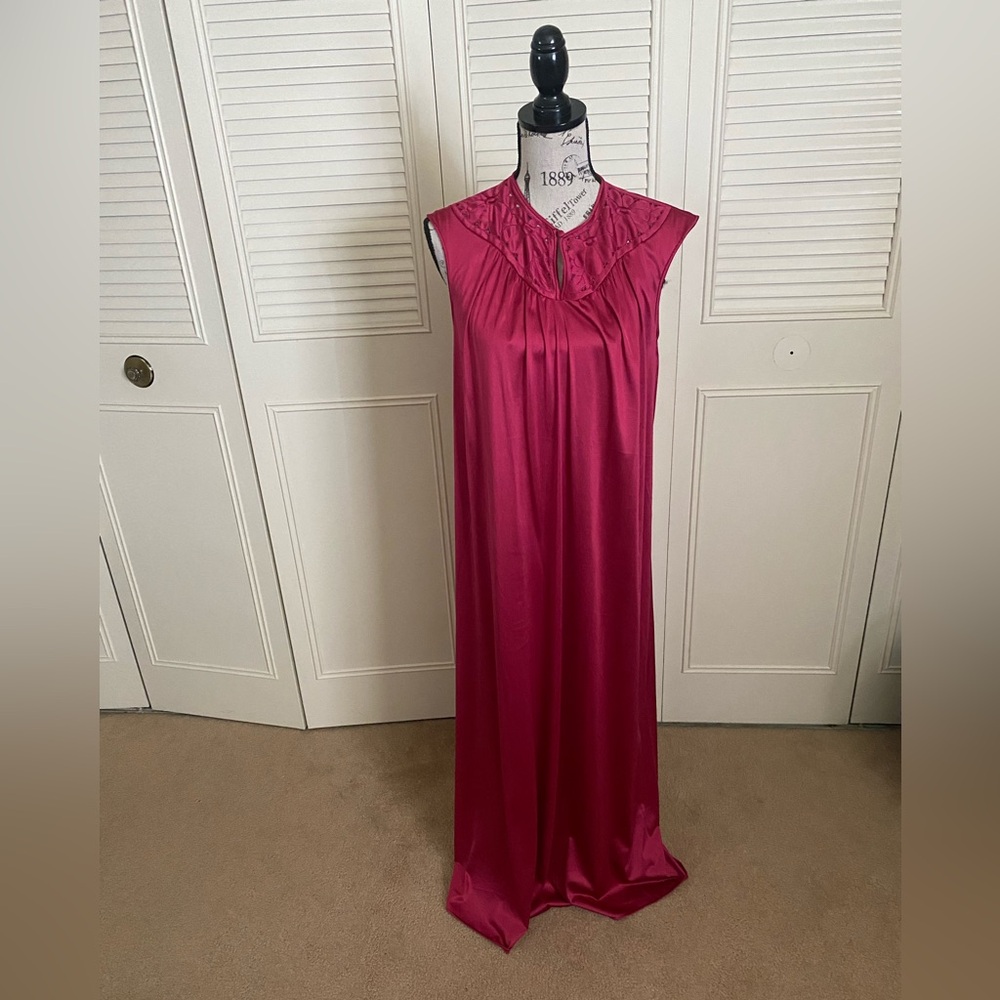 Vanity Fair Vintage 1980s pink long nightgown chemise  satin floral eyelet